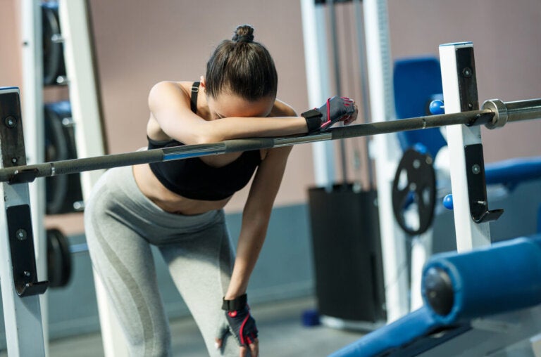 ¿Qué le pasa a tu cuerpo cuando te excedes con el entrenamiento?