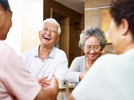 6 beneficios de tener amigos en la vejez