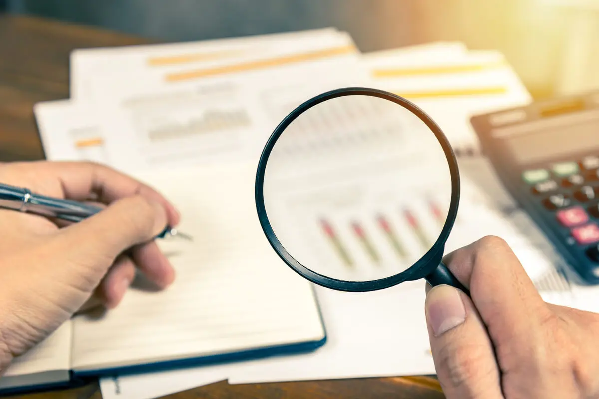 Vergrootglas om de financiën te bestuderen