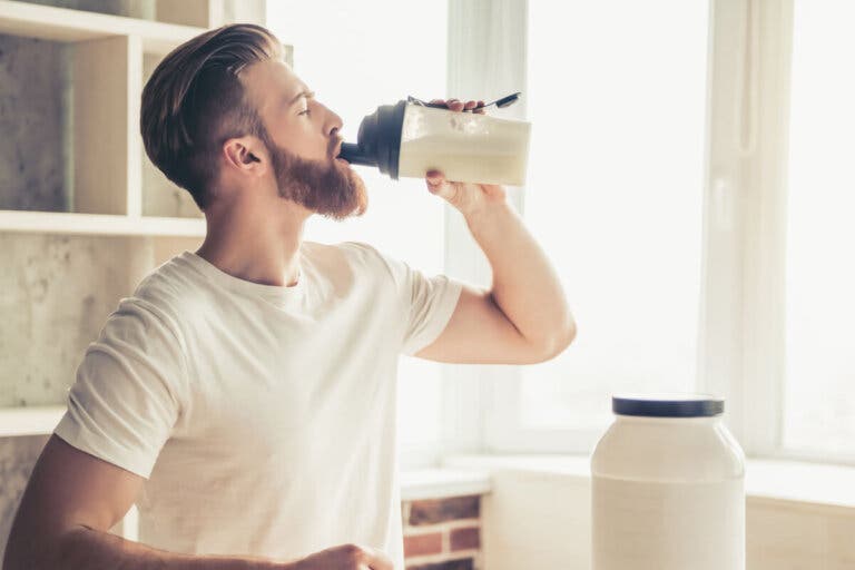 ¿La creatina en las proteínas causa daño renal?