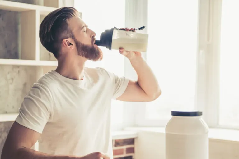 ¿La creatina en las proteínas causa daño renal?