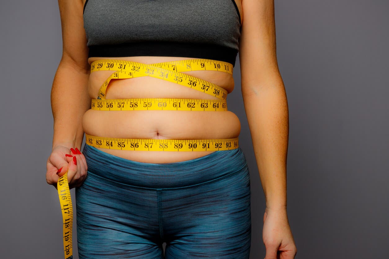 Medir el abdomen.