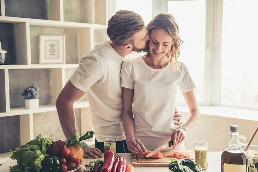 Compartir cosas en pareja.