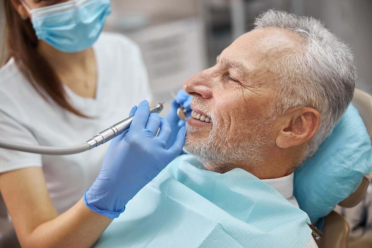 Mies on hammaslääkärissä.