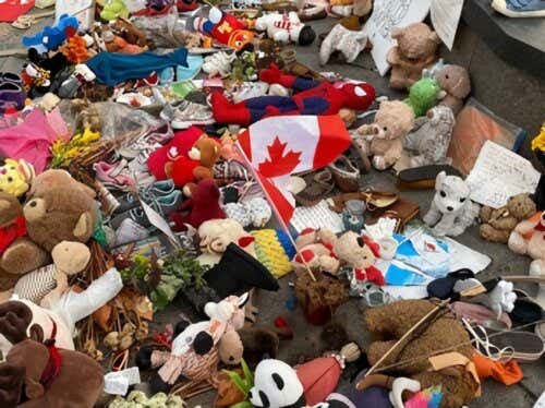Encuentran en otra escuela antigua de Canadá los restos de 751 niños índigenas