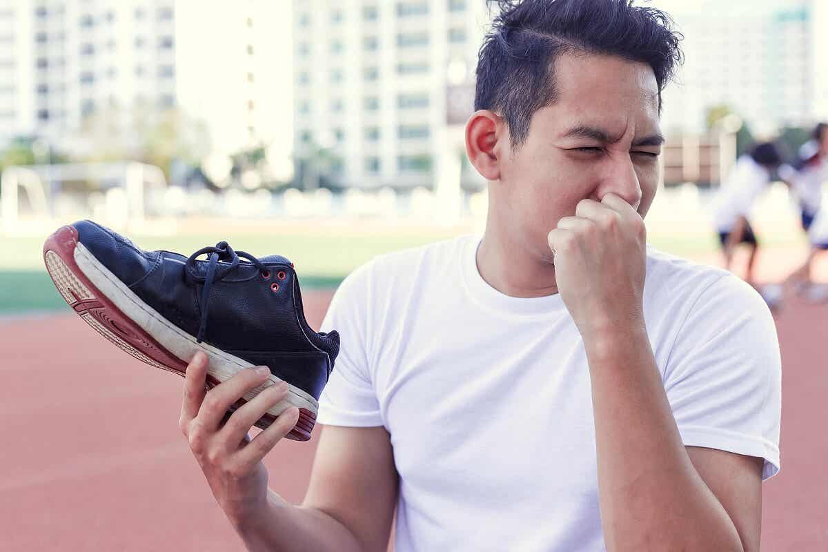 ¿Por qué las zapatillas de deporte adquieren mal olor?