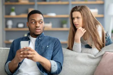 Infidelidad virtual: qué es y cómo superarla