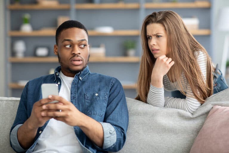 Infidelidad virtual: qué es y cómo superarla