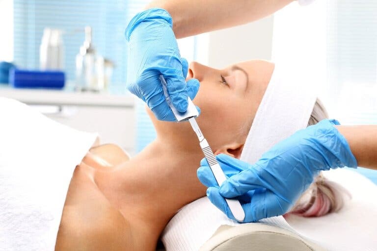 Dermaplaning: beneficios, proceso y cuidados
