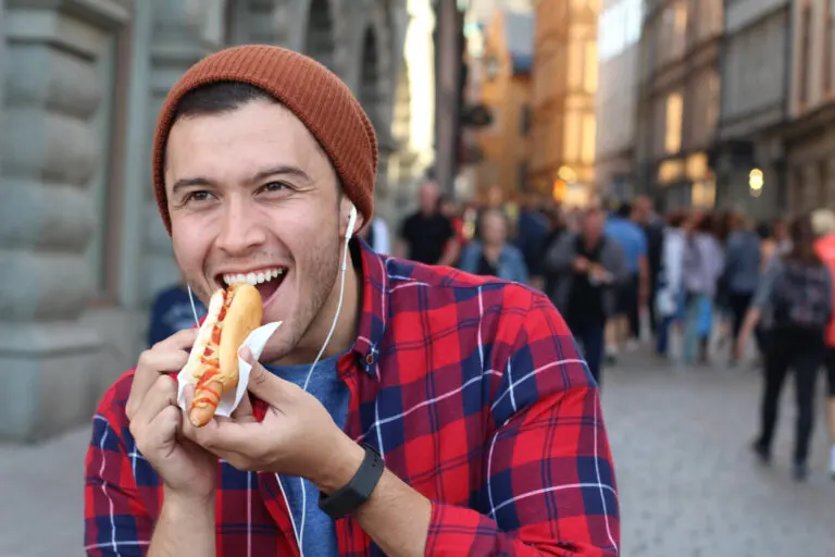 Según un estudio, te podría costar 36 minutos de vida comer un perrito caliente