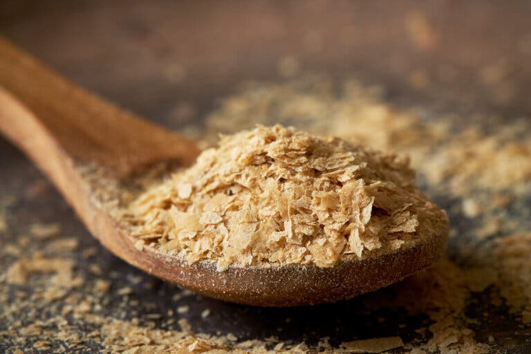 Levadura nutricional: nutrientes y cómo usarla