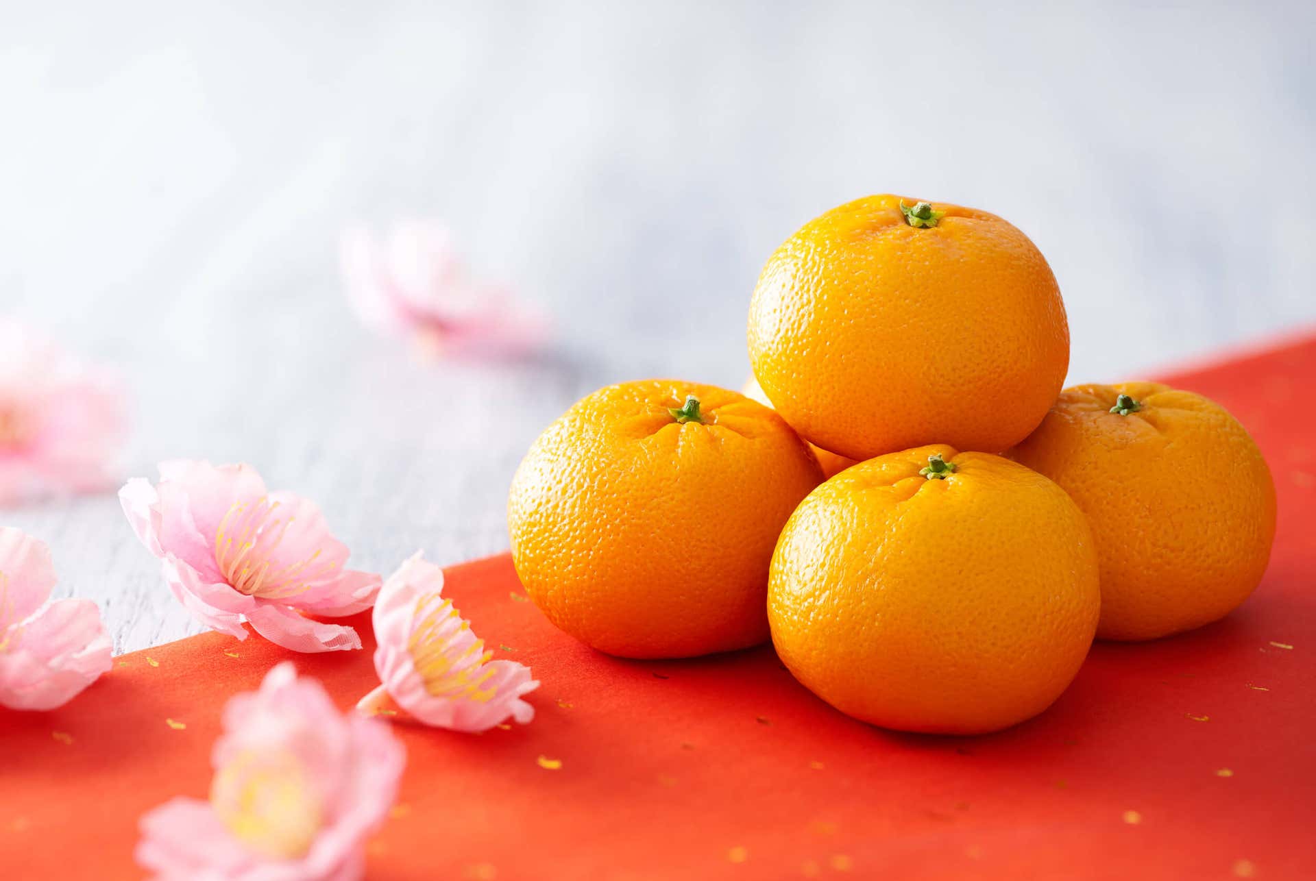 Lo yuzu è un agrume giapponese dal sapore che ricorda il pompelmo, con note di mandarino.