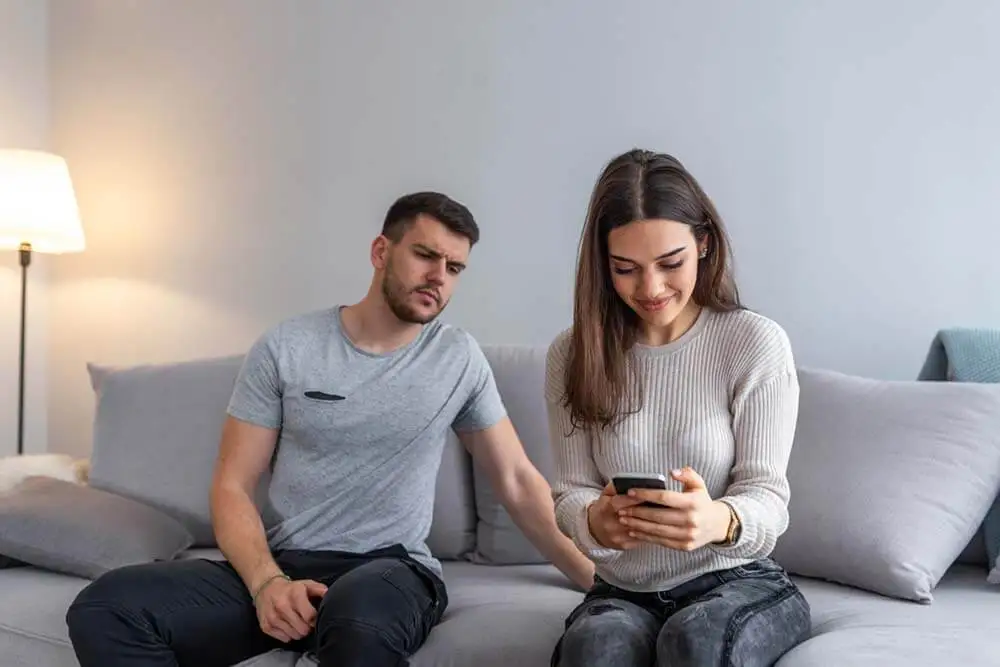 Mujer practica infidelidad virtual.