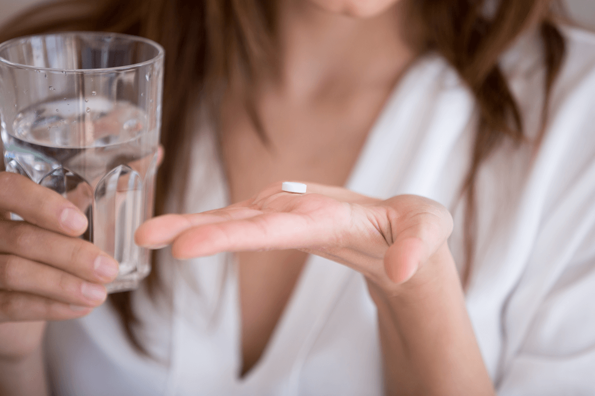 Mujer toma hormonas bioidénticas.
