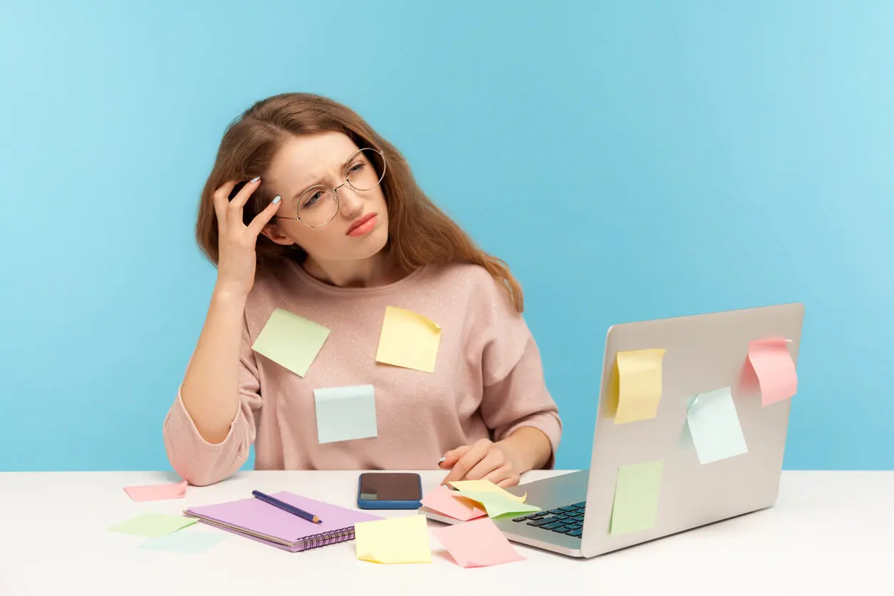 Mujer con notas y desorden