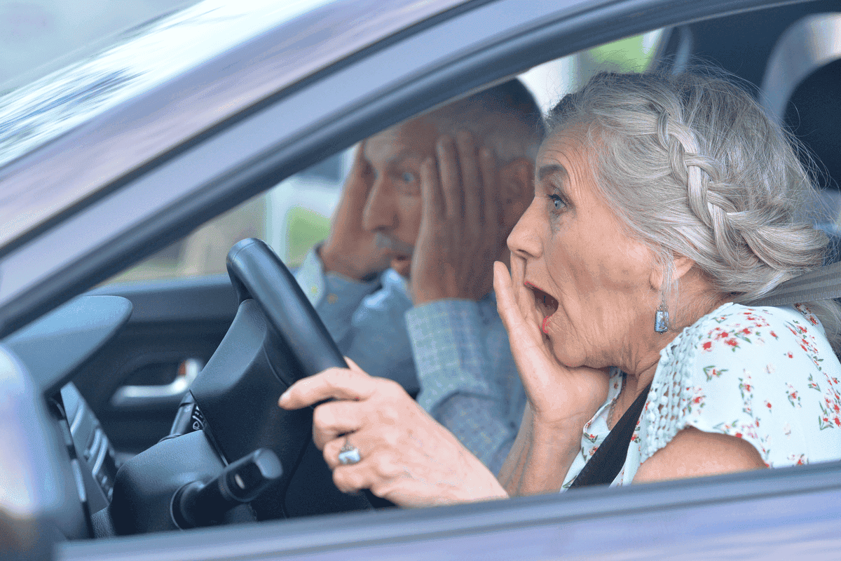 Ouder stel in paniek in de auto
