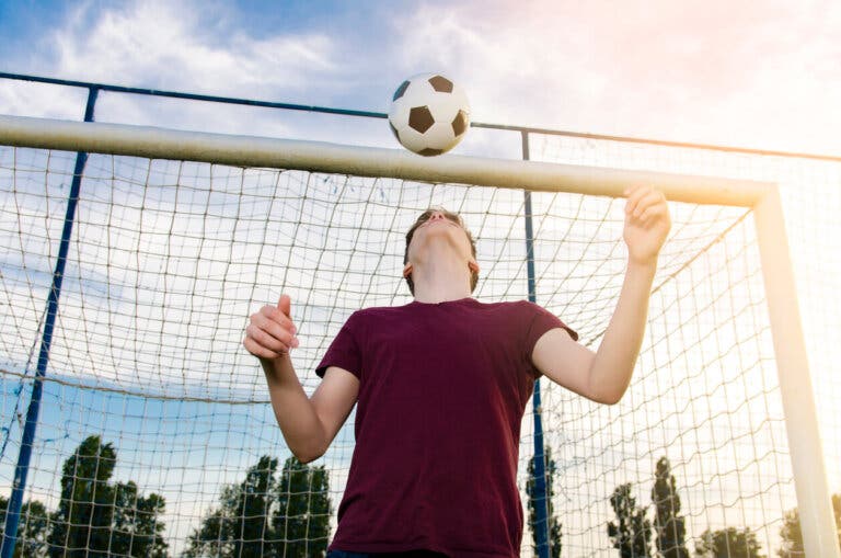 Rematar con la cabeza puede causar daño cerebral