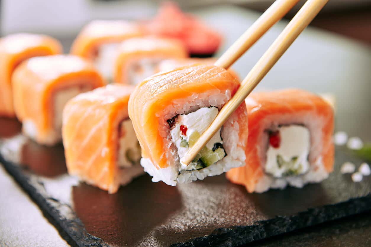 Sushi con salmón.