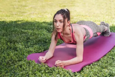 Bear plank o plancha de oso: beneficios y músculos trabajados