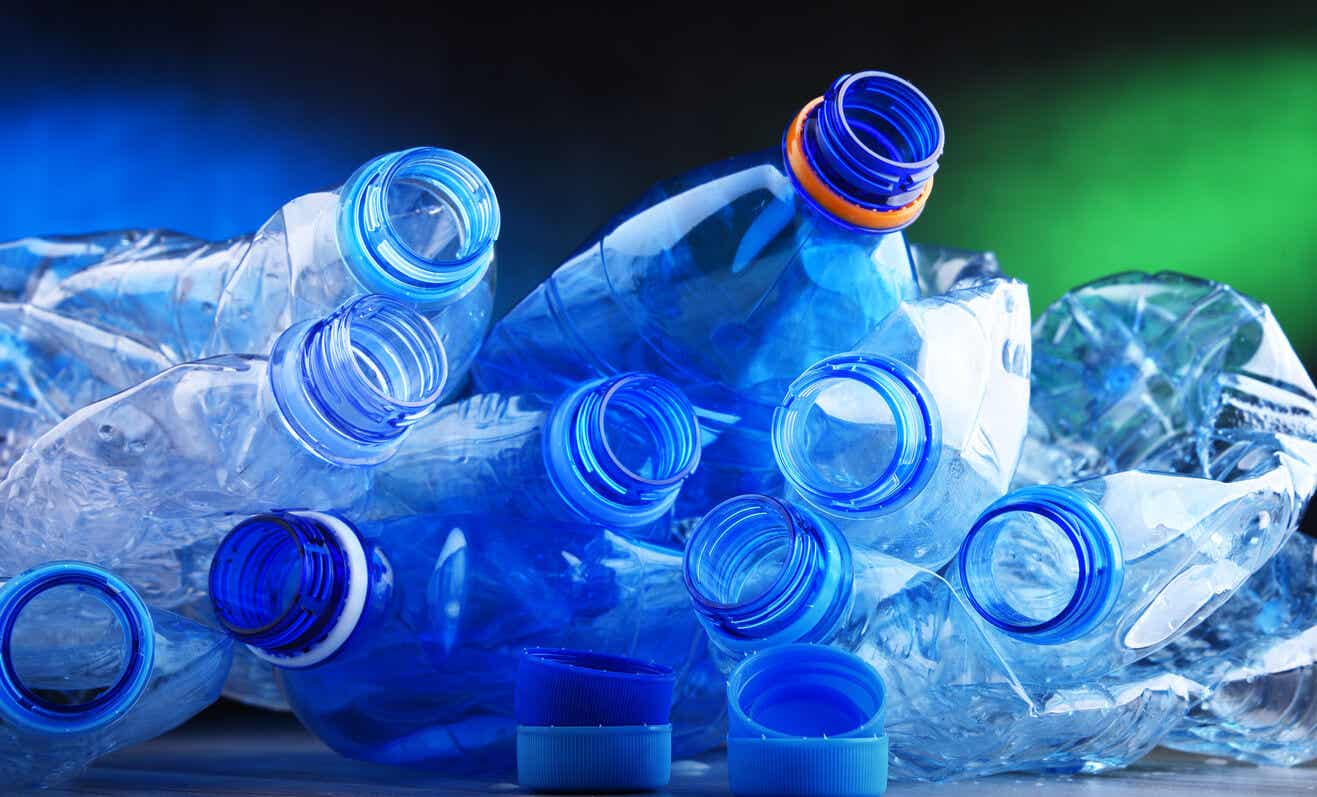 Plásticos que no contribuyen al reciclaje.