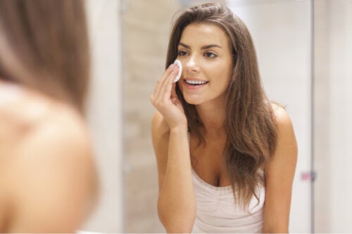 ¿En qué se diferencian los exfoliantes AHA y los BHA?