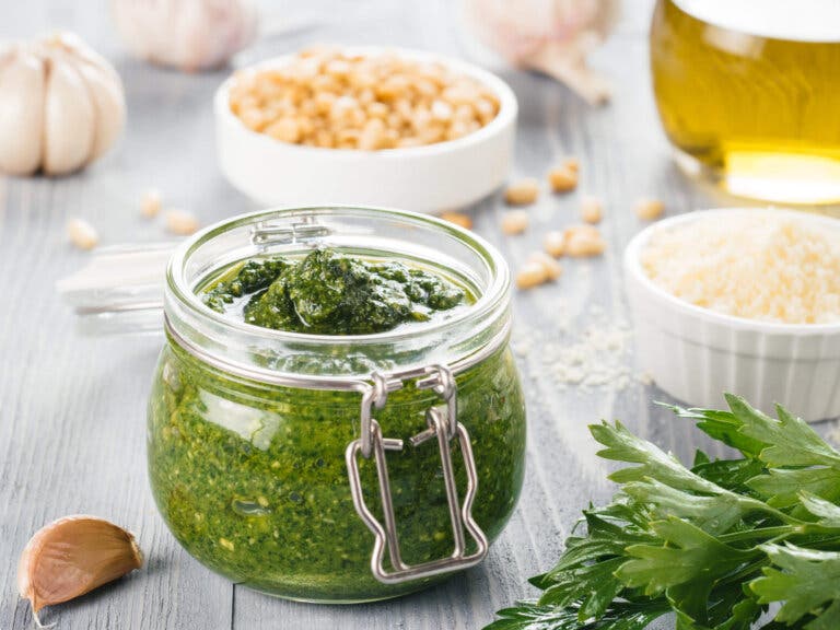 ¿Cómo hacer salsa de ajo y perejil?