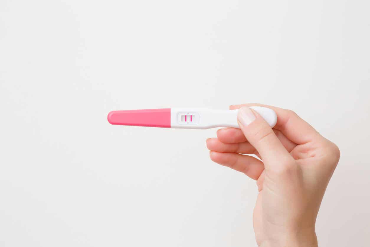 Test de grossesse pour l'écoulement aqueux avec du sang.