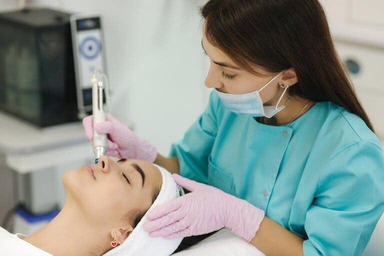 ¿Qué es el dermapen y cuáles son sus efectos en la piel?