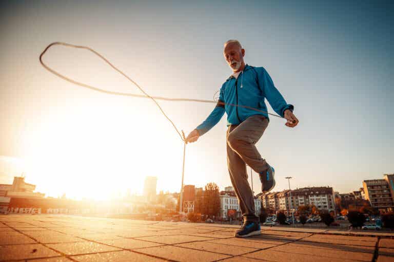 5 ejercicios al aire libre para adultos mayores