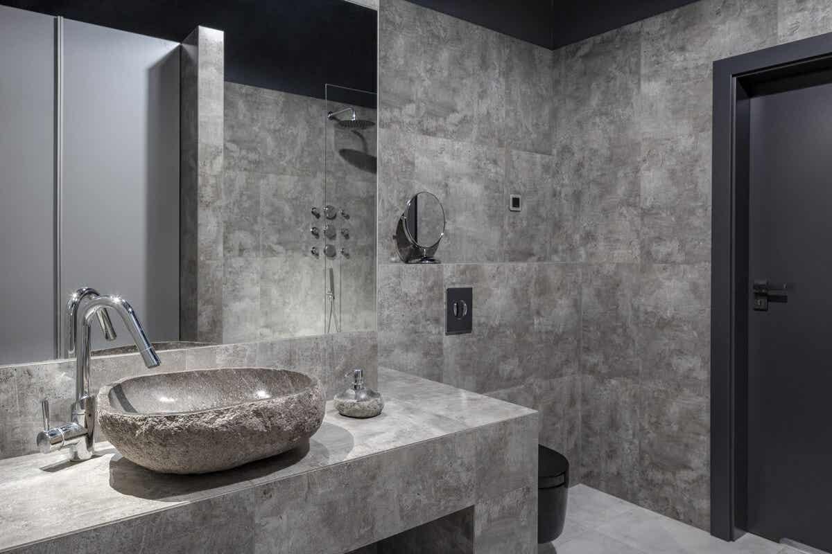 Baño con paredes grises.