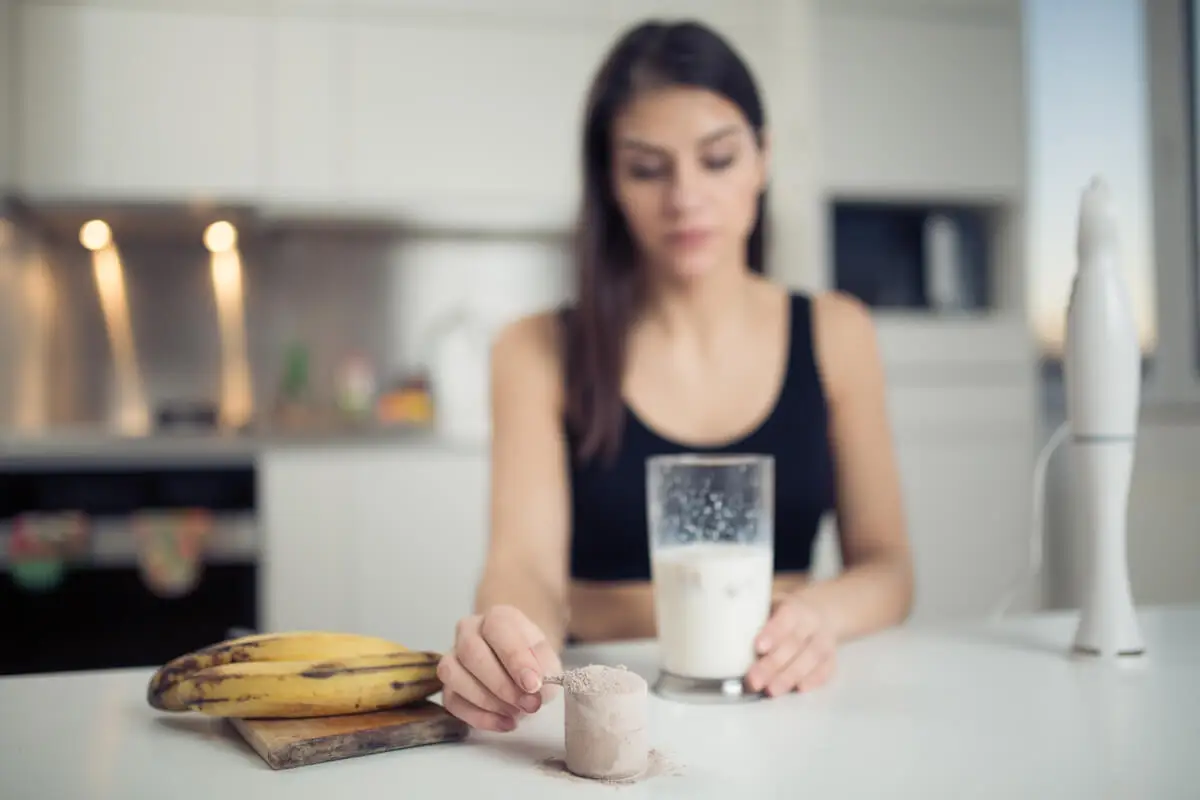 Batido de proteínas para mujer deportista.