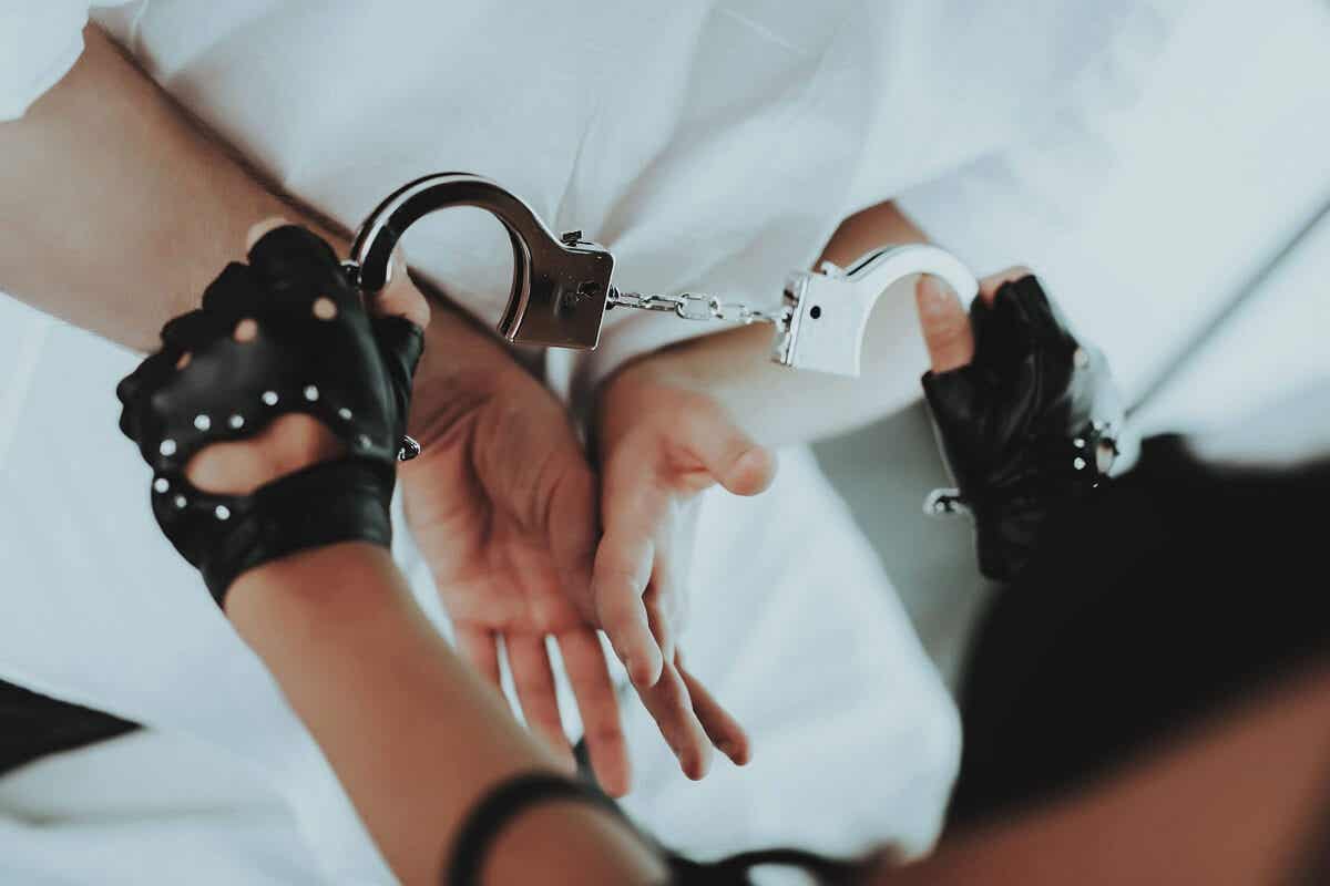 BDSM - Partner legt jemandem Handschellen an