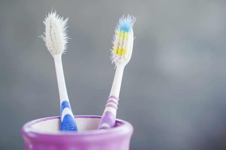 Razones por las que se debe cambiar el cepillo de dientes