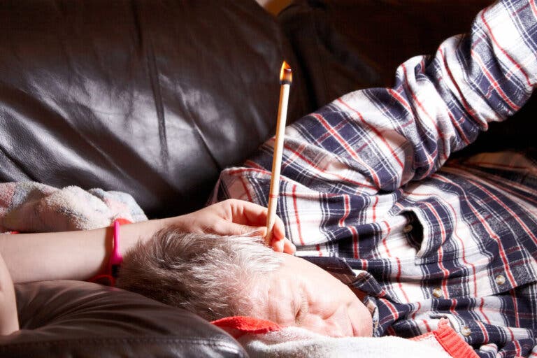 Conoterapia para la cera de oídos: ¿es segura?