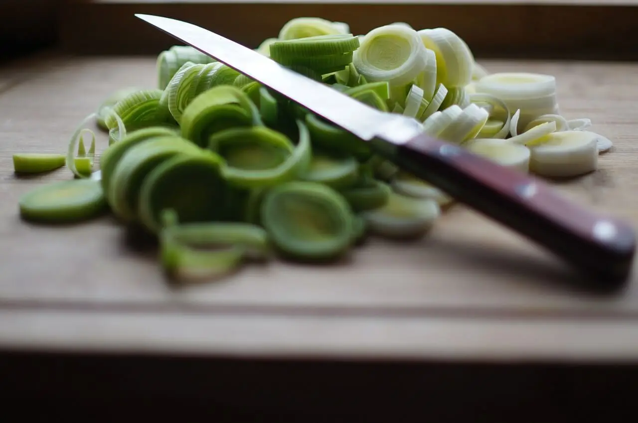 Cuchillo y tabla de cocina.