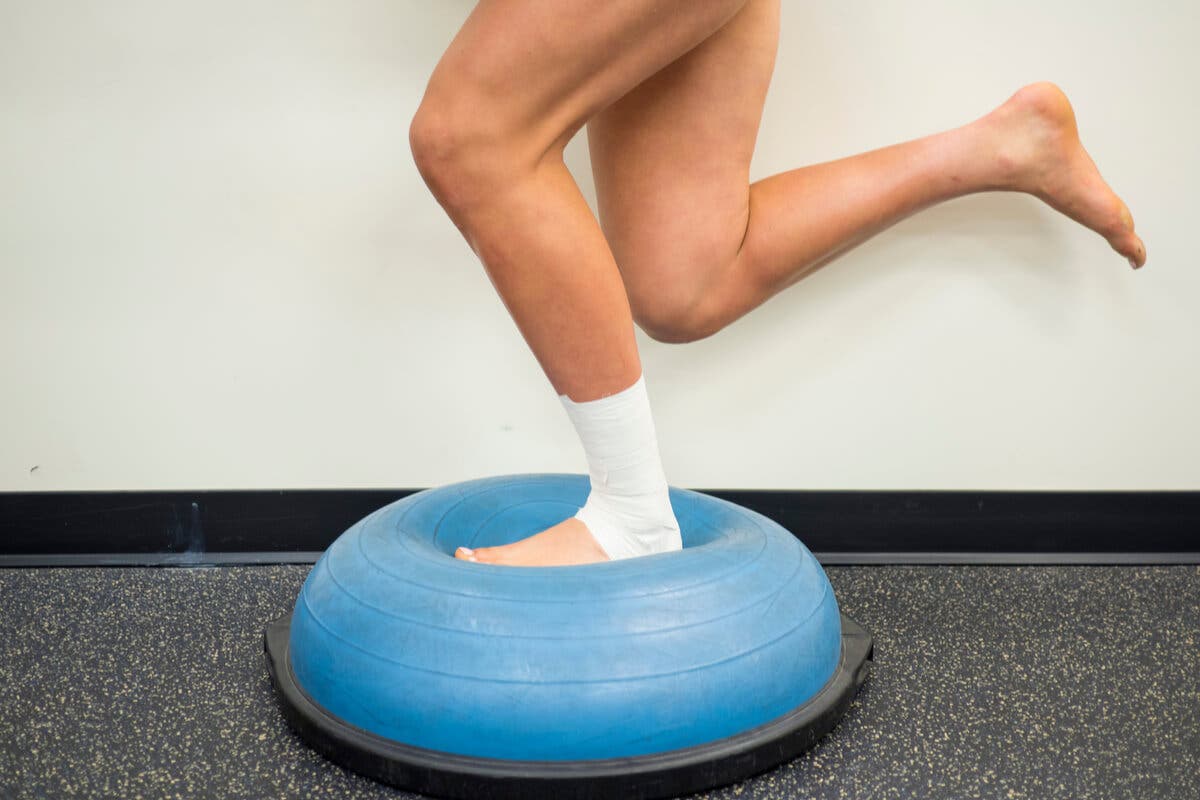 Esercizio di equilibrio con il Bosu.