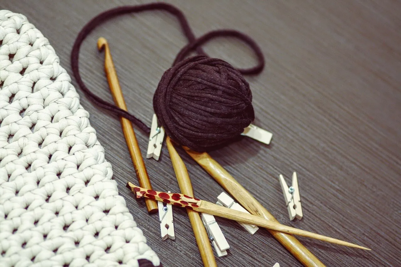 Hilos y agujas de crochet.