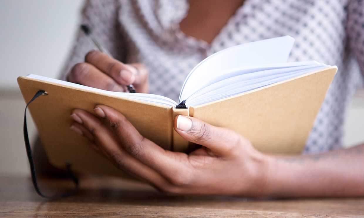 En person som skriver.