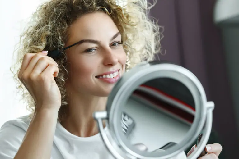¿Qué es el gel para cejas y cómo se aplica?