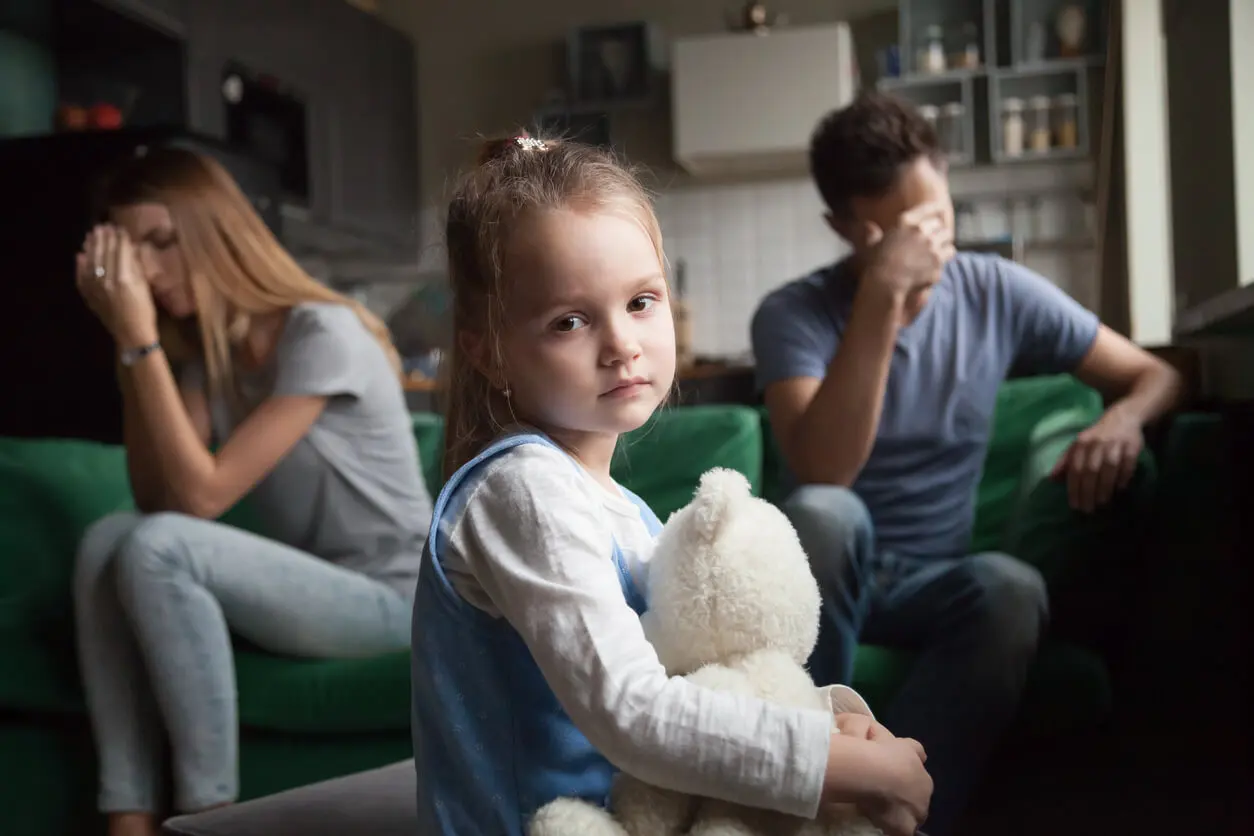 Child ser sina föräldrar slåss.