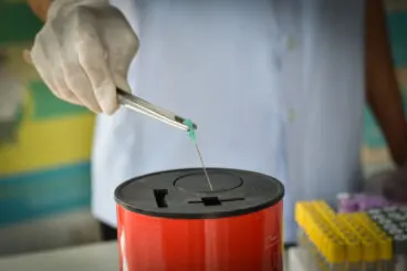 ¿Cómo desechar objetos cortopunzantes?