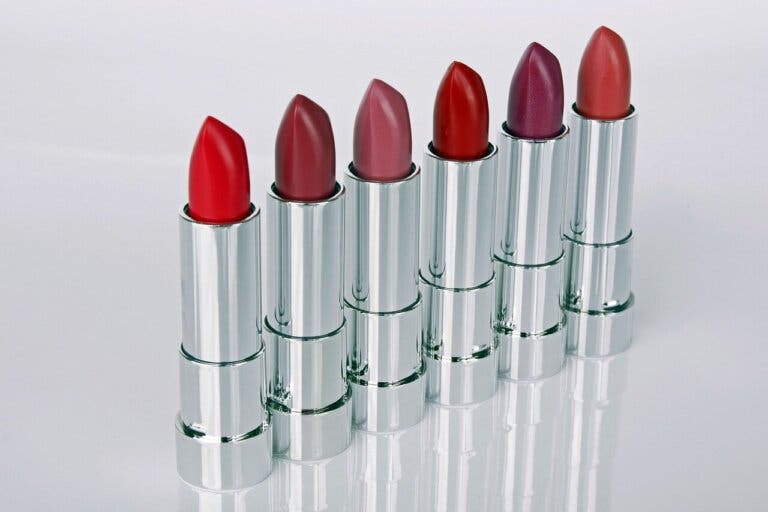 ¿Cuál es la diferencia entre un labial y un gloss?