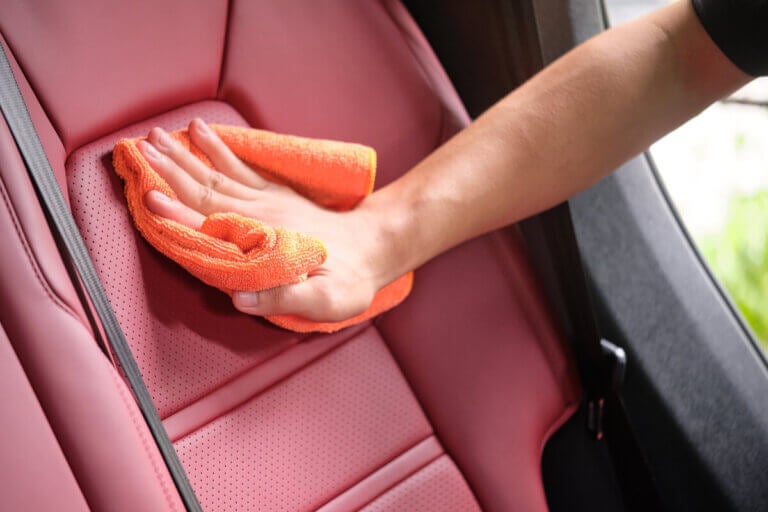 ¿Cómo limpiar los asientos del auto en casa?