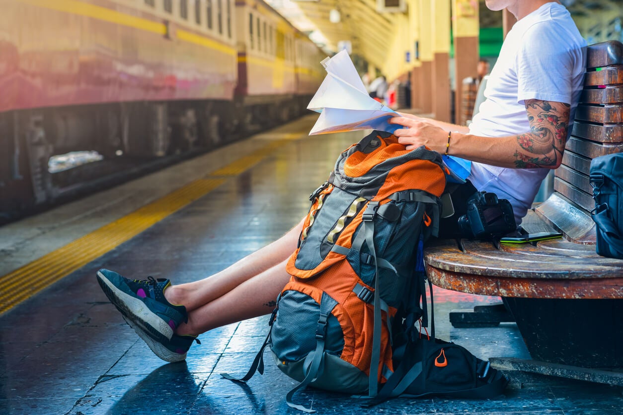 5 Tipps für den Aufenthalt in einem Hostel - Mann am Bahnhof