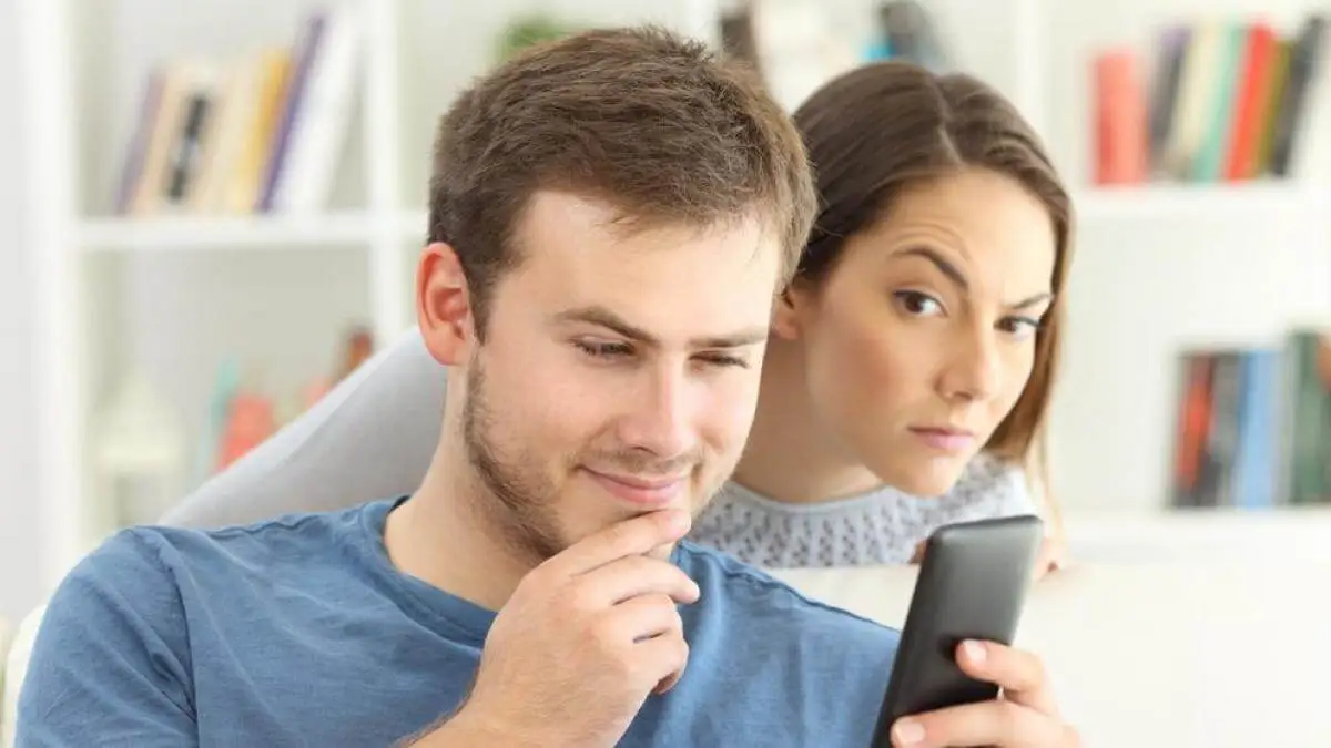 Pareja con teléfonos móviles.