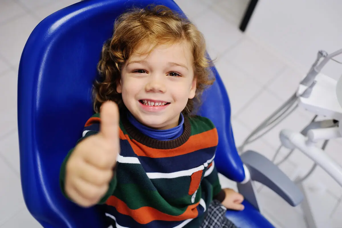 Niño en el dentista.