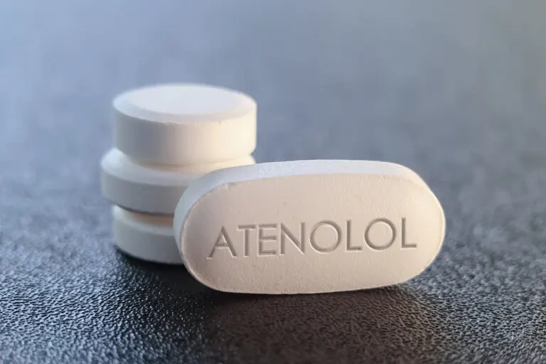 ¿Qué es el atenolol y cuáles son sus efectos?