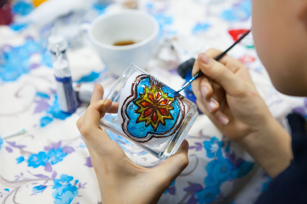 Descubre cómo utilizar la pintura para cristal con efecto vidrio