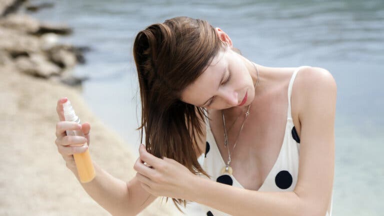 ¿Se debe utilizar protector solar en el cabello?