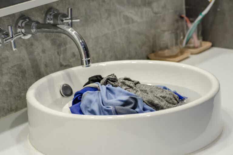 ¿Cómo lavar la ropa sucia durante un viaje?